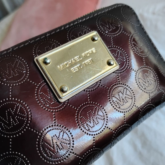 Michael Kors patent leather wallet wristlet - Picture 6 of 9